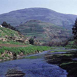 Mahanaim. Tel edh Dhahab viewed from the Jabbok river. Photo by E. Rehfeld via Wikimedia Commons.